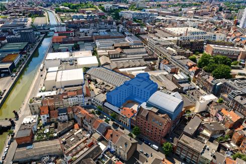 De tijdelijk te gebruiken verdiepingen bevinden zich in de blauw ingekleurde gebouwen op de in het blauw omlijnde site aan de Manchesterstraat. © sau-msi.brussels (Simon Schmitt - www.globalview.be)