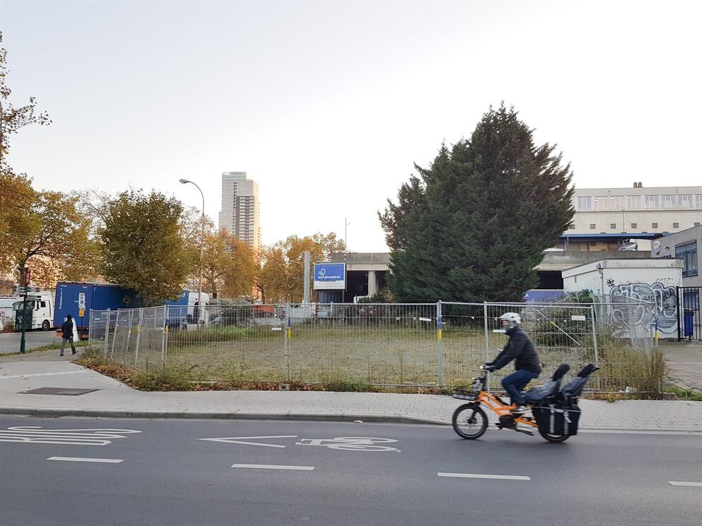 Het terrein op de hoek van de Havenlaan en de Stapelhuisstraat © sau-msi.brussels (P.Sa.)
