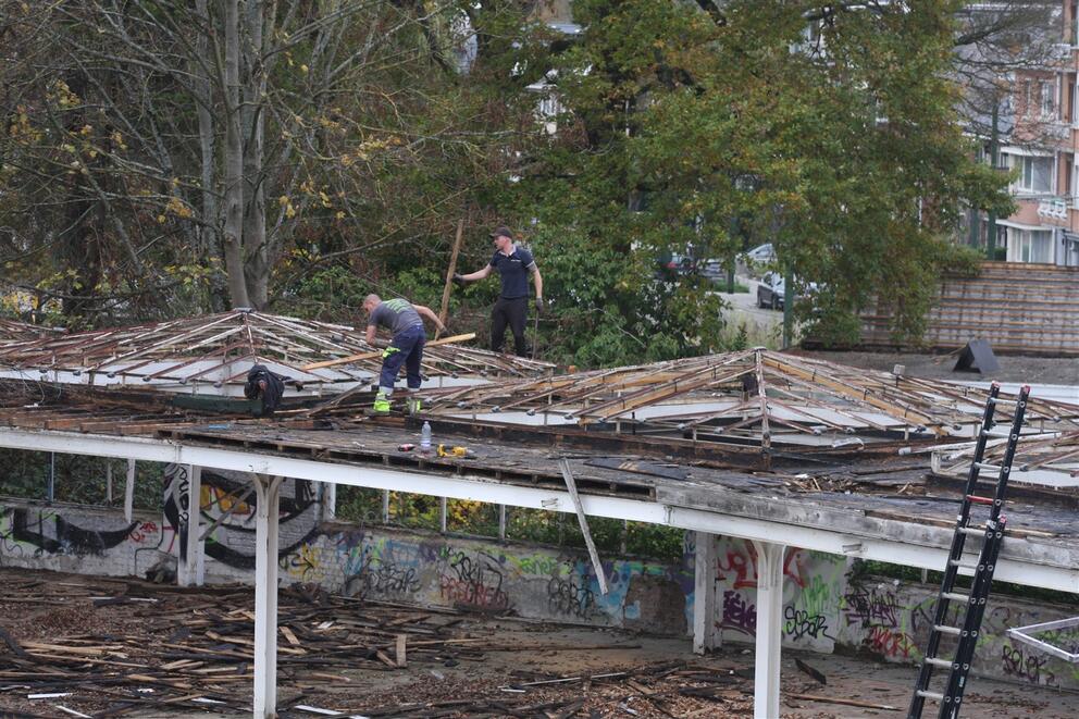 Werk aan de halfcirkelvormige luifels van de stalen gokhal. © sau-msi.brussels (P.Sa.) Werk aan de halfcirkelvormige luifels van de stalen gokhal. © sau-msi.brussels (P.Sa.)