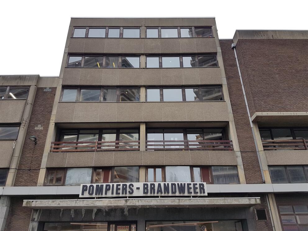 De gevel van de hoofdingang van de kazerne in de Helihavenlaan. © sau-msi.brussels (P.Sa.)