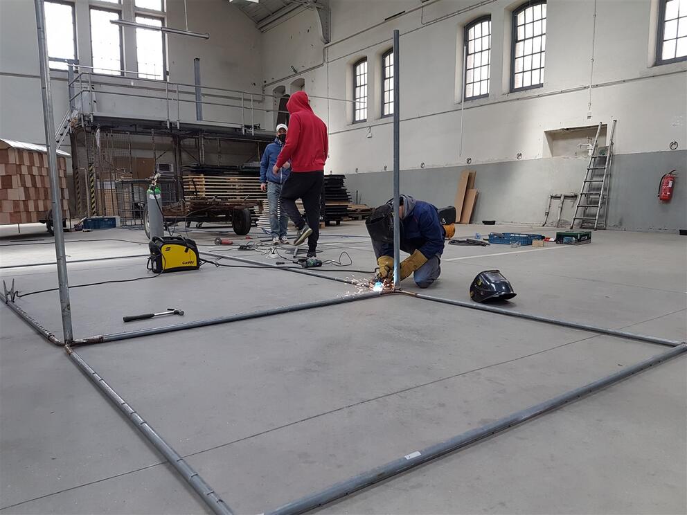 Het team van TomorrowNowMovement bouwt een mobiel kippenhok in recupmateriaal. © sau-msi.brussels (P.Sa.)