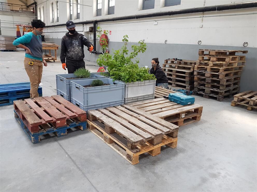 Remake Her 93 maakt banken met plantenbakken. © sau-msi.brussels (P.Sa.)