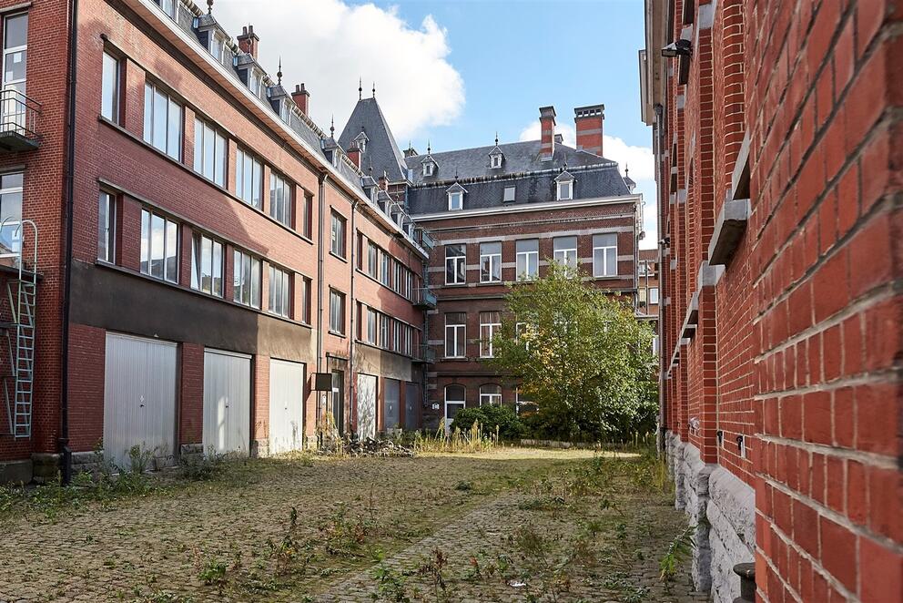 De huidige gebouwen op de hoek van de Generaal Jacqueslaan en de Kroonlaan, gezien vanuit de binnenkant van de site Usquare.brussels.  © sau-msi.brussels (Reporters)