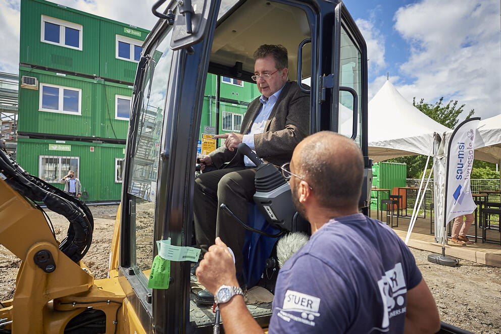 De minister-president van het Brussels Hoofdstedelijk Gewest, Rudi Vervoort, heeft vandaag de symbolische eerste spade in de grond gestoken. © sau-msi.brussels (Reporters) 