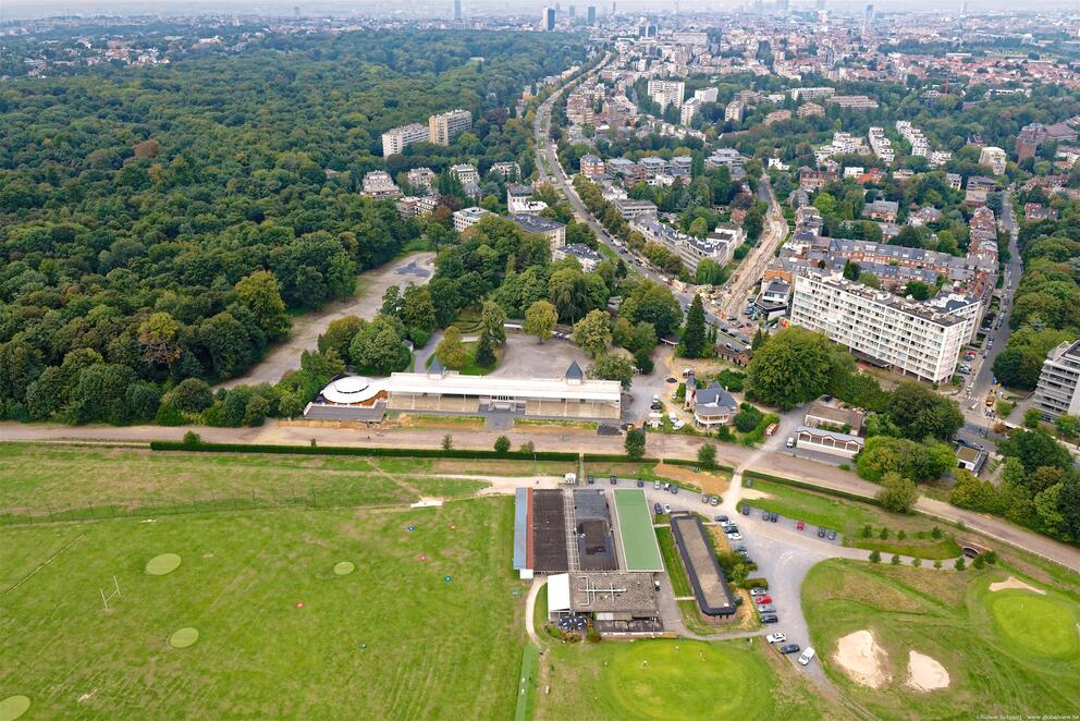 Luchtfoto van de hippodroom van Ukkel-Bosvoorde met het Zoniënwoud en de stad op de achtergrond. © sau-msi.brussels (Simon Schmitt - www.globalview.be) Luchtfoto van de hippodroom van Ukkel-Bosvoorde met het Zoniënwoud en de stad op de achtergrond. © sau-msi.brussels (Simon Schmitt - www.globalview.be)