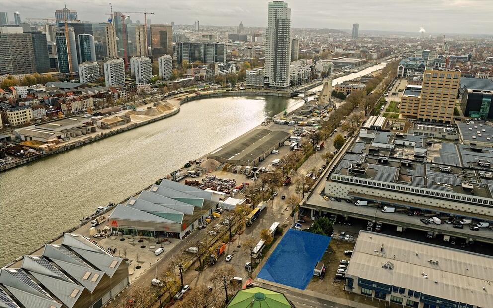 Het terrein ligt op de hoek van de Havenlaan en de Stapelhuisstraat. © sau-msi.brussels (Simon Schmitt - www.globalview.be)