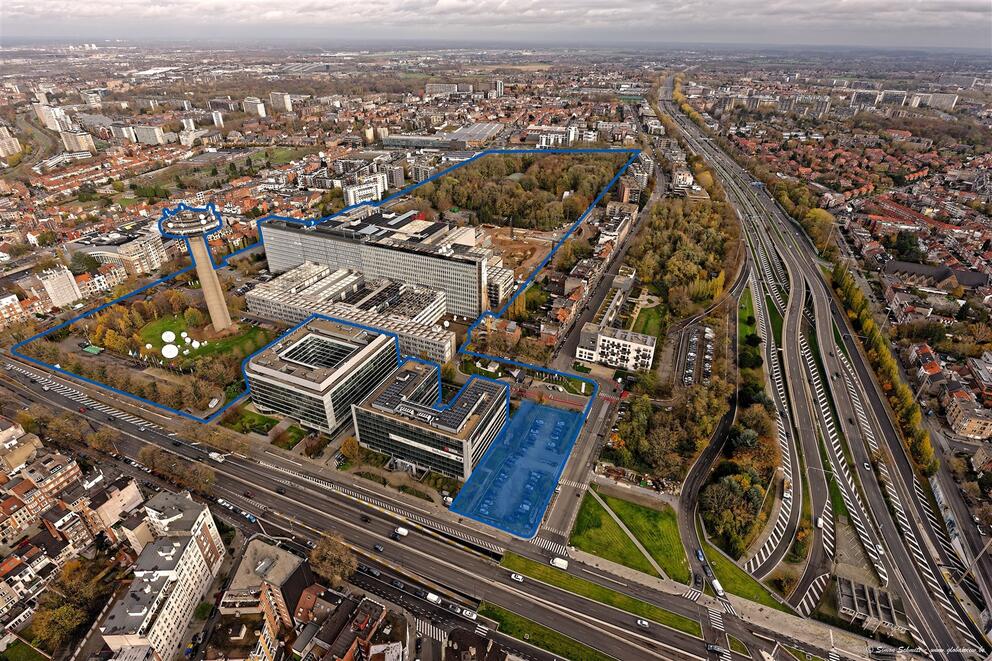 In het blauw het perceel waarop Frame zal verrijzen als toekomstige “toegangspoort” van mediapark.brussels, dat is aangeduid met een blauwe lijn. © sau-msi.brussels (GlobalView)